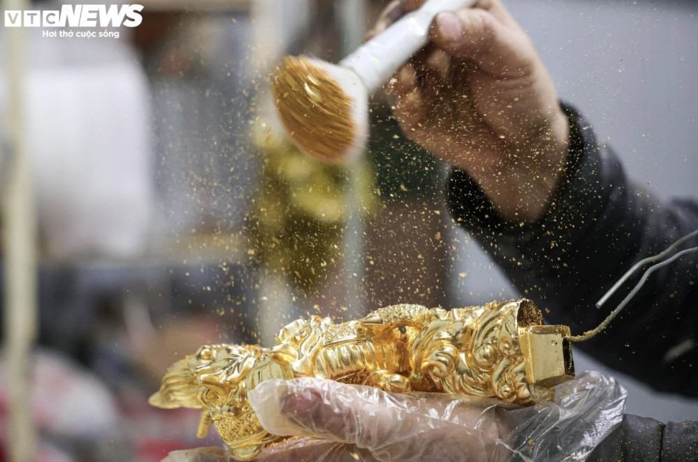 24k gold-plated dragon sculpture for lunar new year decoration picture 8