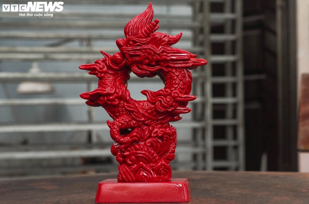 24k gold-plated dragon sculpture for lunar new year decoration picture 10