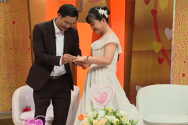 Chuyện tình xúc động của cặp đôi nên duyên nhờ món quà của đồng nghiệp