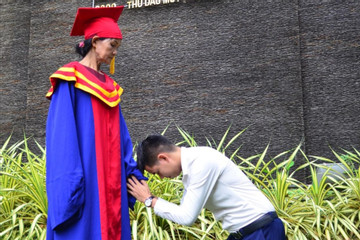 Chàng trai Quảng Ngãi quỳ lạy mẹ trong ngày tốt nghiệp thạc sỹ