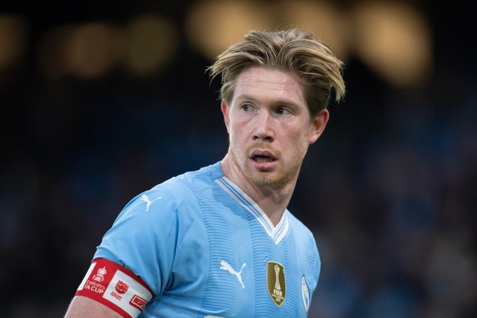 De Bruyne chỉ mất 17 phút khiến Antony của MU bẽ mặt