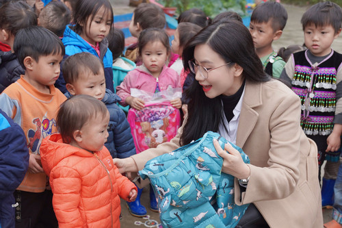 Diễn viên Lương Giang mang áo ấm tặng trẻ vùng cao