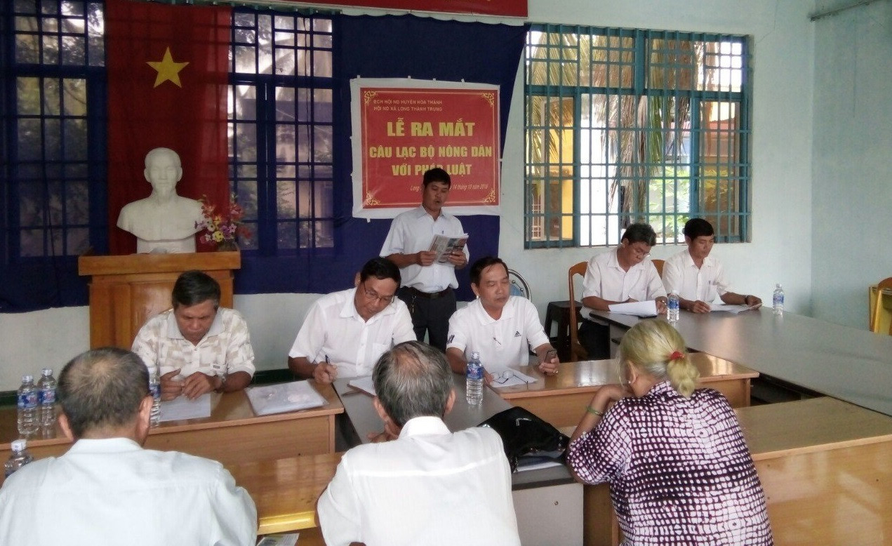 mo hinh nong dan voi phap luat.jpg