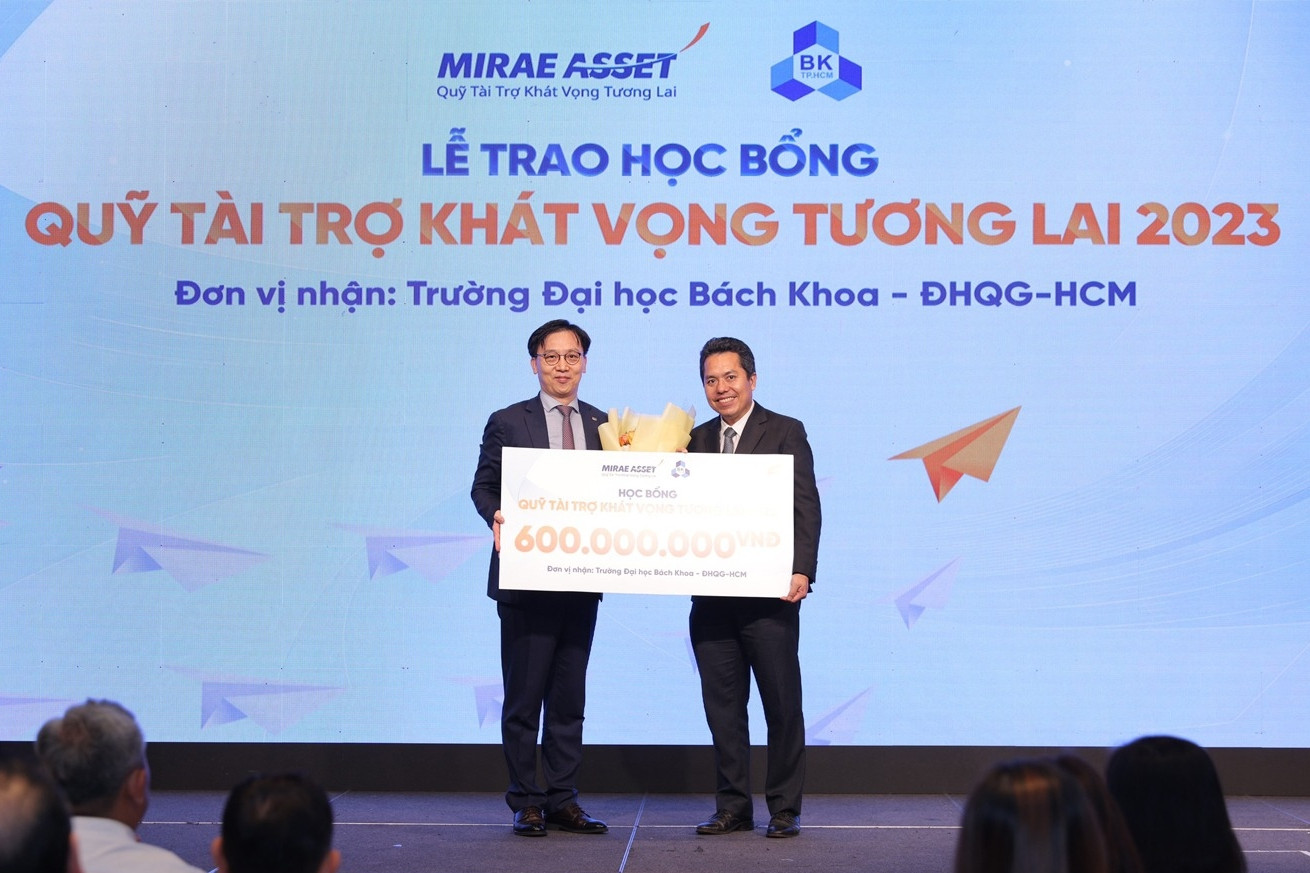 Quỹ tài trợ Khát vọng tương lai 2023 trao 4 tỷ đồng học bổng tới tay sinh viên