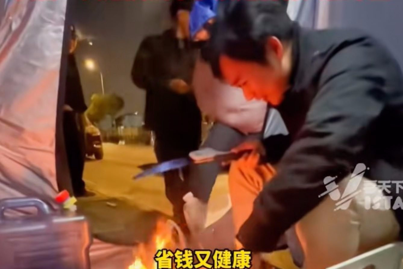 Chàng trai Trung Quốc sống trong ô tô để tiết kiệm tiền thuê nhà - 2