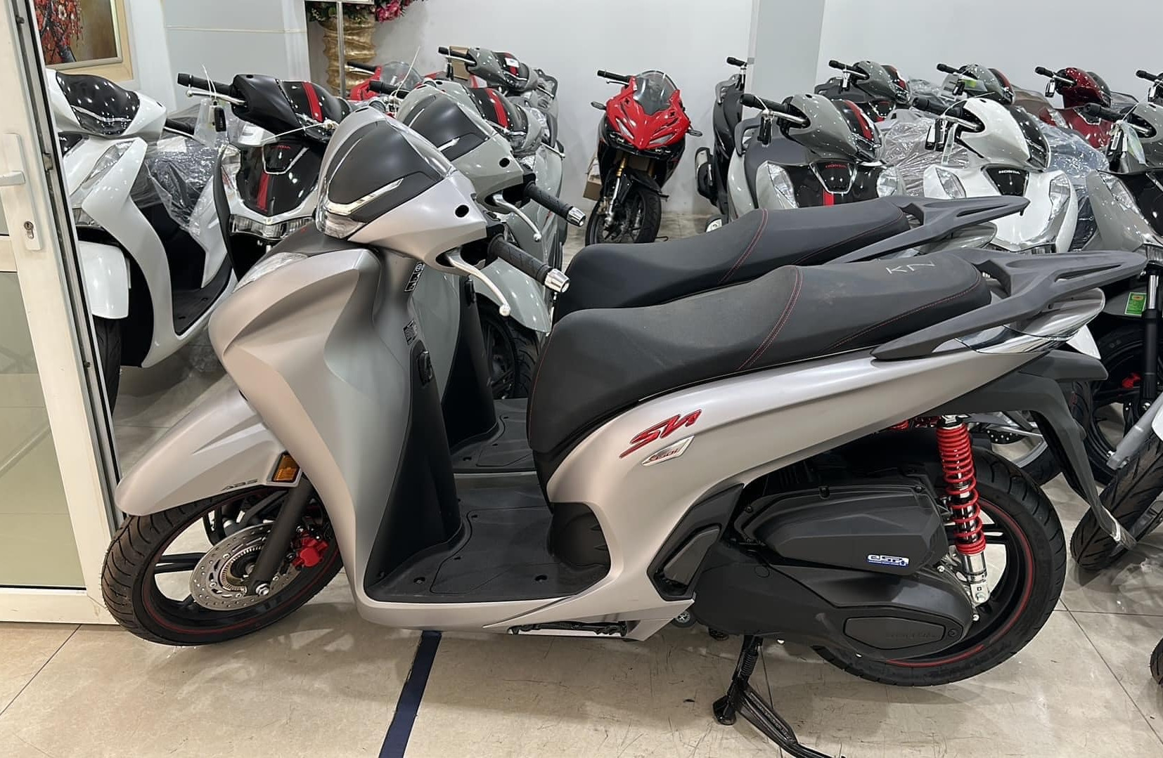 Ế ẩm kéo dài, đại lý giảm giá xe tay ga Honda SH 350i hơn 20 triệu đồng