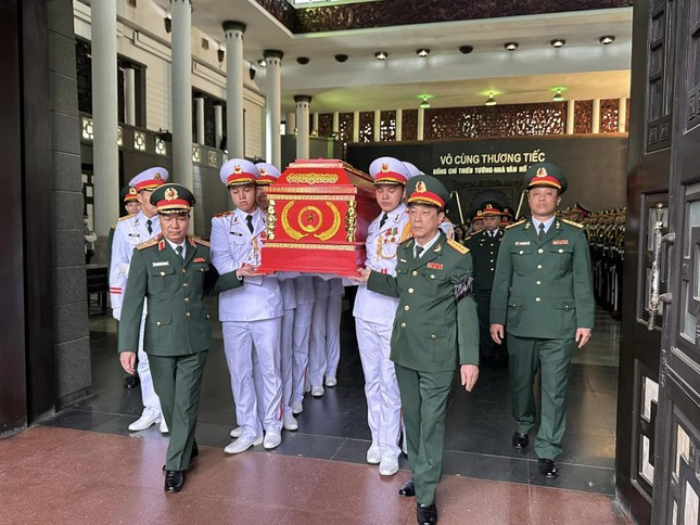 Lễ tang Thiếu tướng, nhà văn Hồ Phương được tổ chức theo nghi thức quân đội ảnh 4