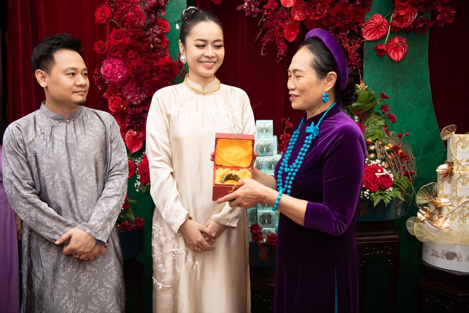 me ruot trao vong ngoc 20000 usd cho vhn 976.jpg