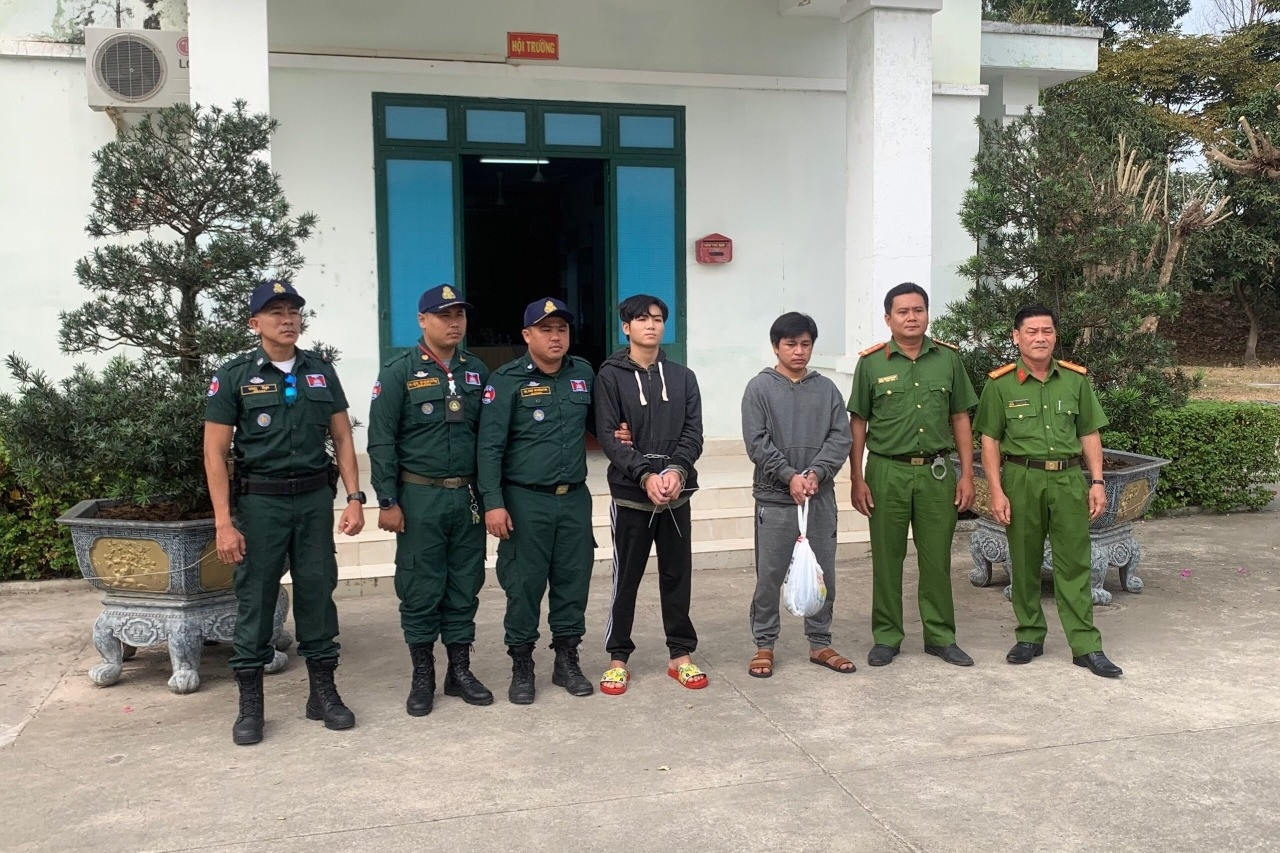Tiếp nhận 6 người qua cửa khẩu, phát hiện 2 đối tượng bị truy nã tội giết người
