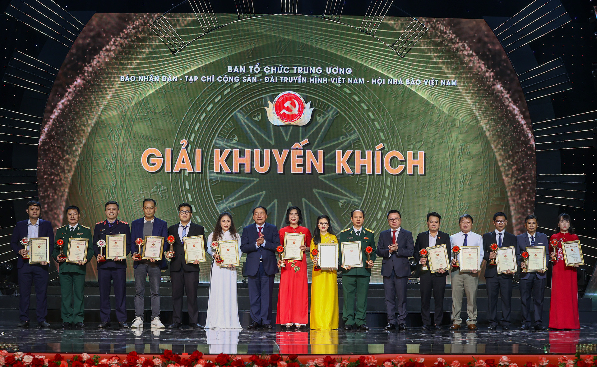 Đại diện nhóm tác giả Báo VietNamNet (thứ 4, từ trái sang) nhận giải Khuyến khích.