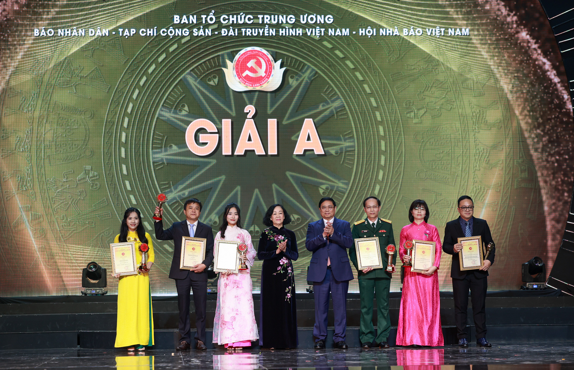 Đại diện nhóm tác giả Báo VietNamNet (thứ 4, từ trái sang) nhận giải Khuyến khích.