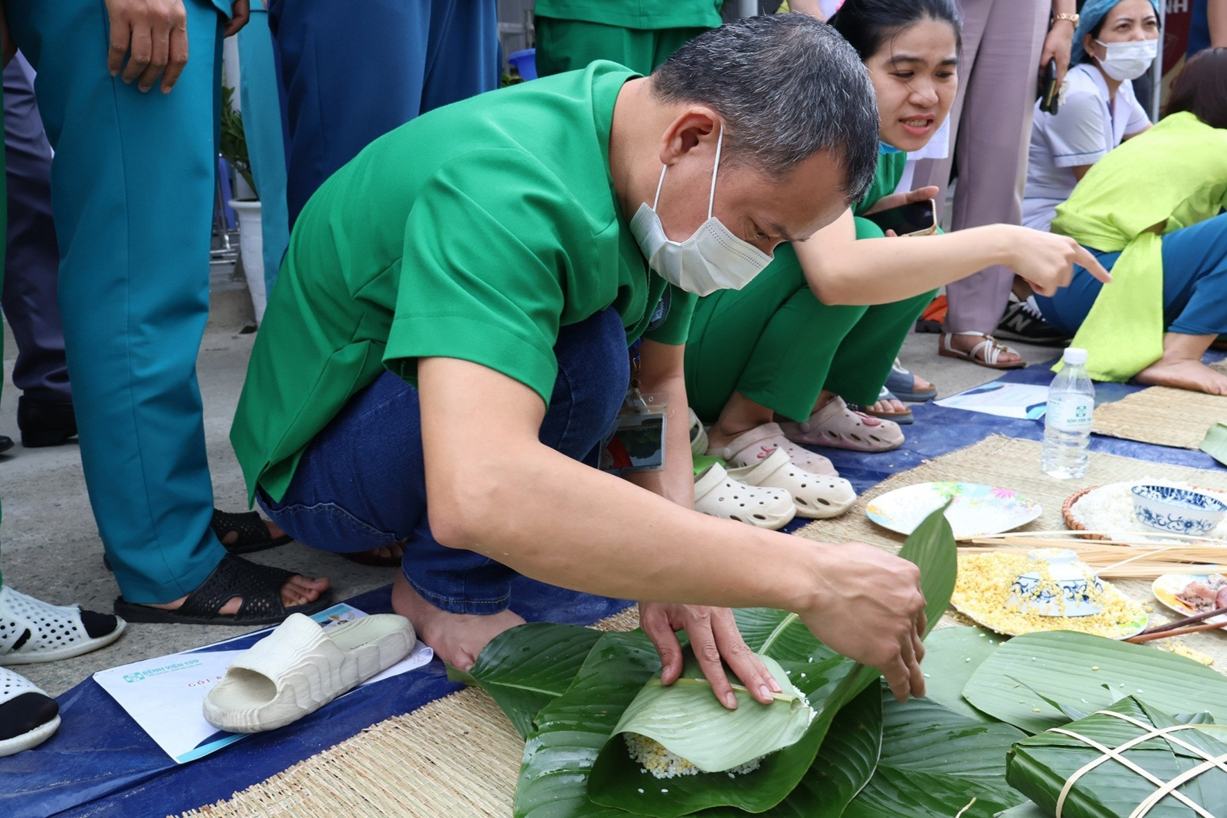 Bác sĩ gói bánh chưng tặng bệnh nhân đón Tết xa nhà