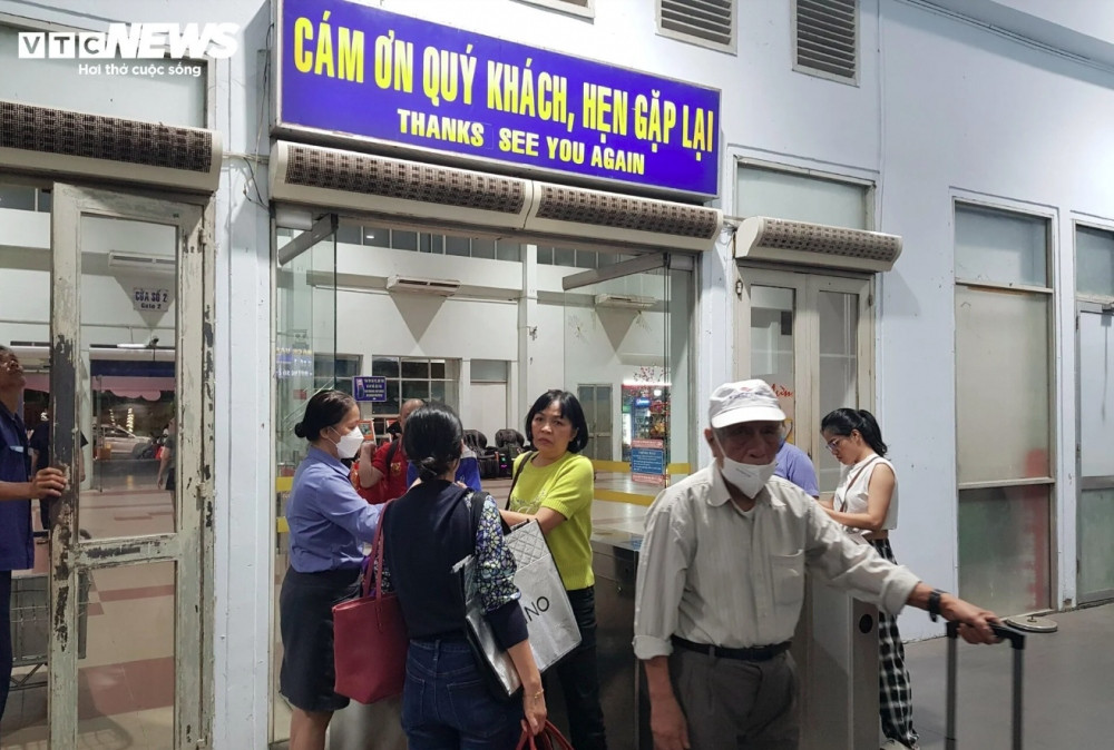 crowds descend on transport hubs in hanoi and hcm city ahead of tet picture 6
