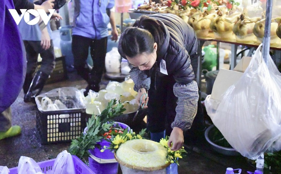 hang be market busily serves locals on kitchen gods day picture 5