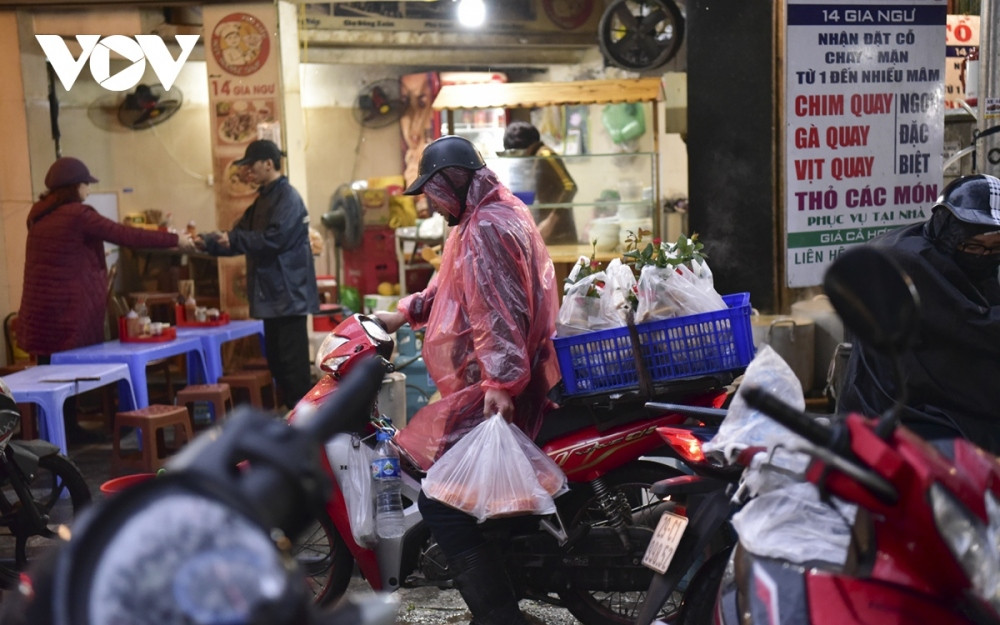 hang be market busily serves locals on kitchen gods day picture 10