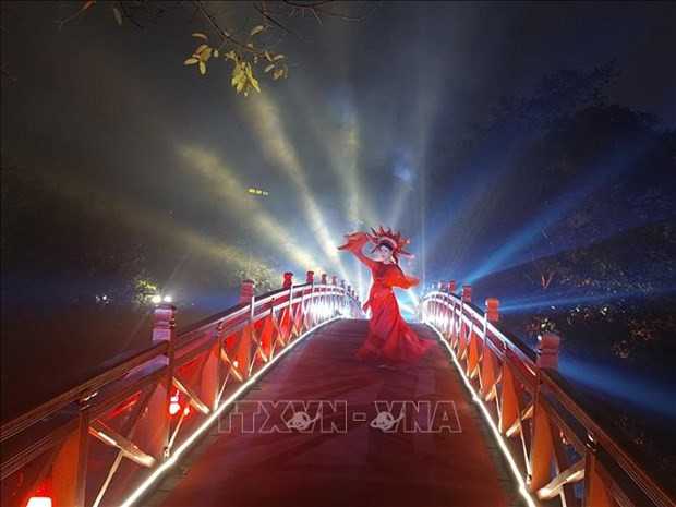 Hanoi launches night tours discovering Ngoc Son temple