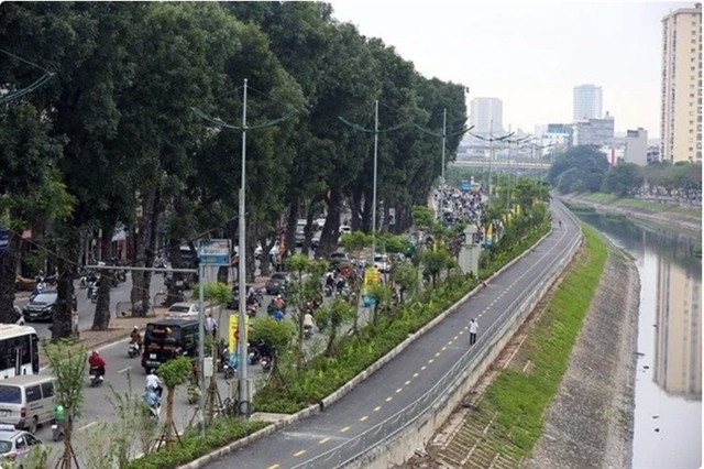 Hanoi pilots shared bicycle and pedestrian lane along To Lich River