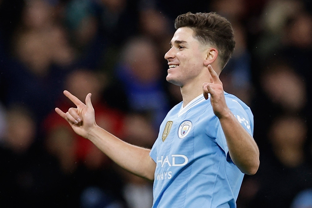 Julian Alvarez chói sáng, Man City thắng dễ Burnley