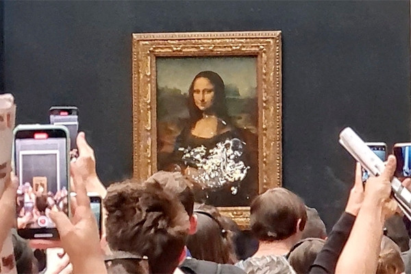 Kiếp nạn của 'nàng Mona Lisa': Bị phun sơn, bôi bánh kem, ném đá, hất súp