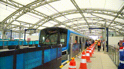 Hơn 100 nghệ sĩ, người dân, kiều bào hào hứng trải nghiệm tàu Metro số 1