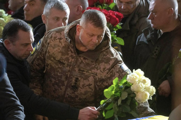 Tổng thống Ukraine bỏ kế hoạch sa thải tướng hàng đầu