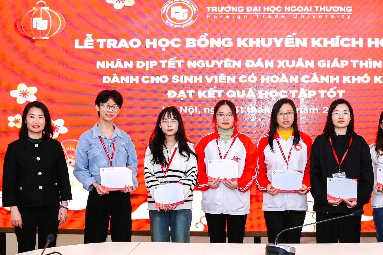 Nữ sinh mồ côi cha xúc động nhận học bổng cho sinh viên nghèo