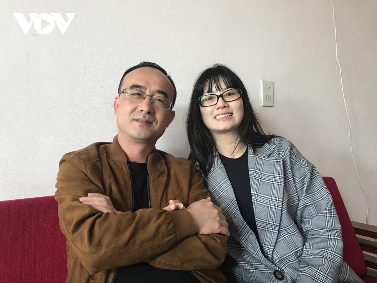 chinese man enjoys joyful tet in vietnam picture 2