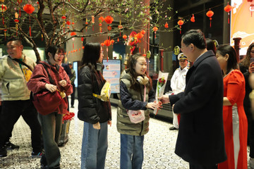 Gần 300 du khách Hàn Quốc 'xông đất' vịnh Hạ Long, thích thú được nhận lì xì