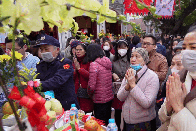 Khách đổ về 'chùa đẹp nhất thế giới ở Hà Nội' du xuân, chúc an vui cho năm mới