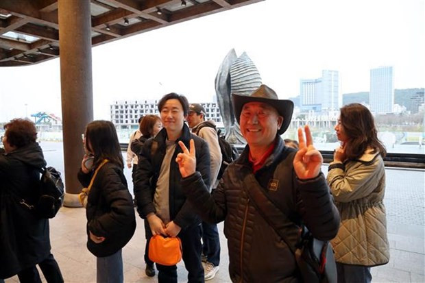 Localities welcome first tourists in Lunar New Year hinh anh 2