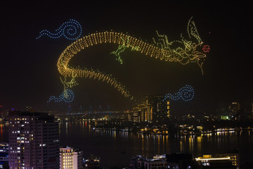 Màn trình diễn ánh sáng đón năm mới của 2.024 flycam trên bầu trời Hà Nội