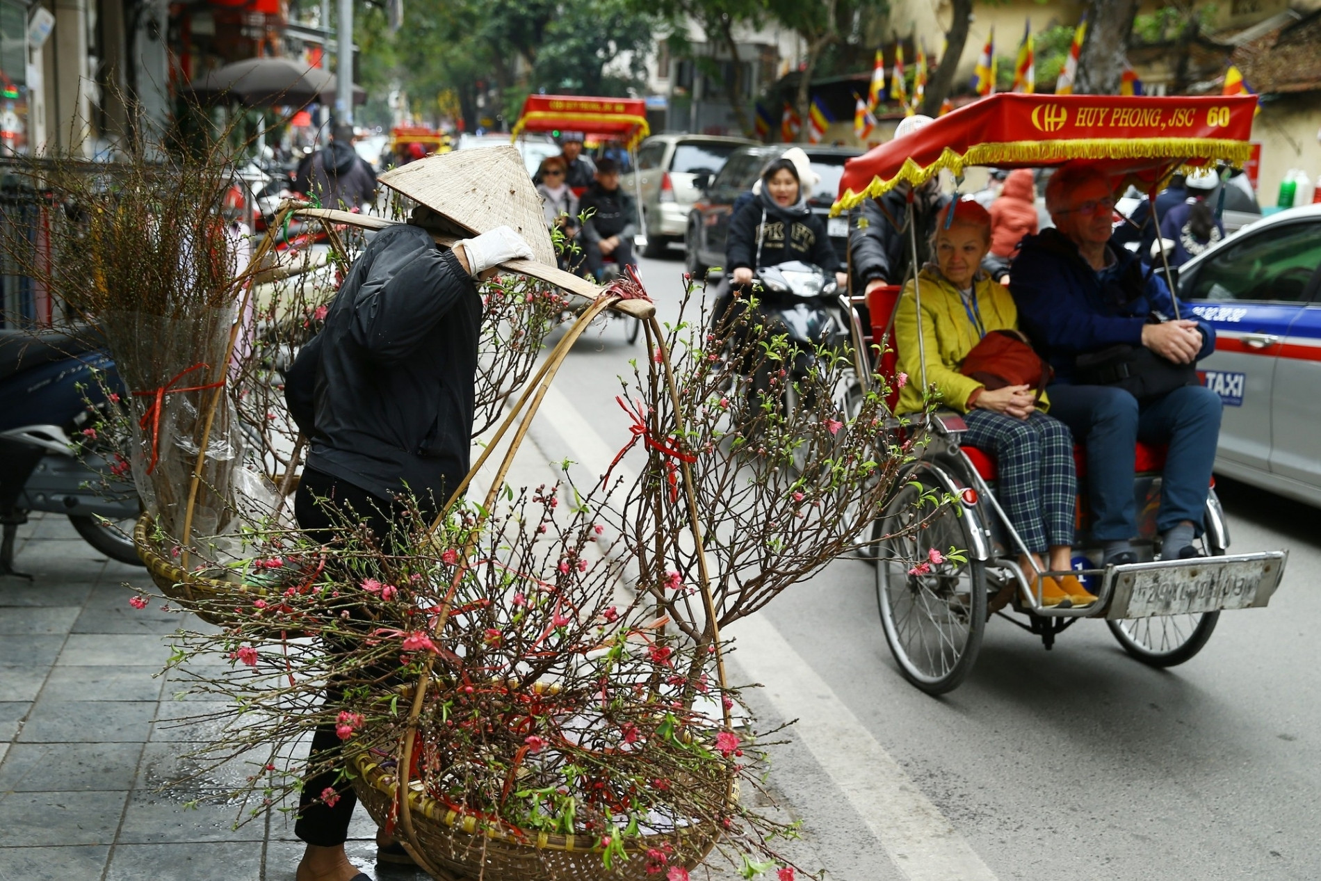 'Sức mạnh ma thuật' ở khu phố lặng lẽ của Hà Nội khiến ai cũng thấy trái tim trẻ lại