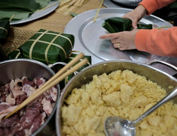 Traditional Tet food offerings to ancestors