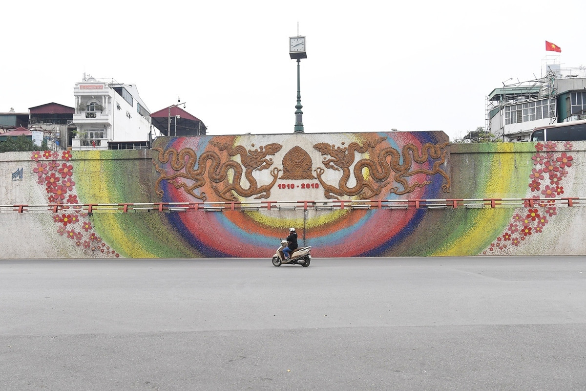 tranquil streets of hanoi on first day of tet picture 2