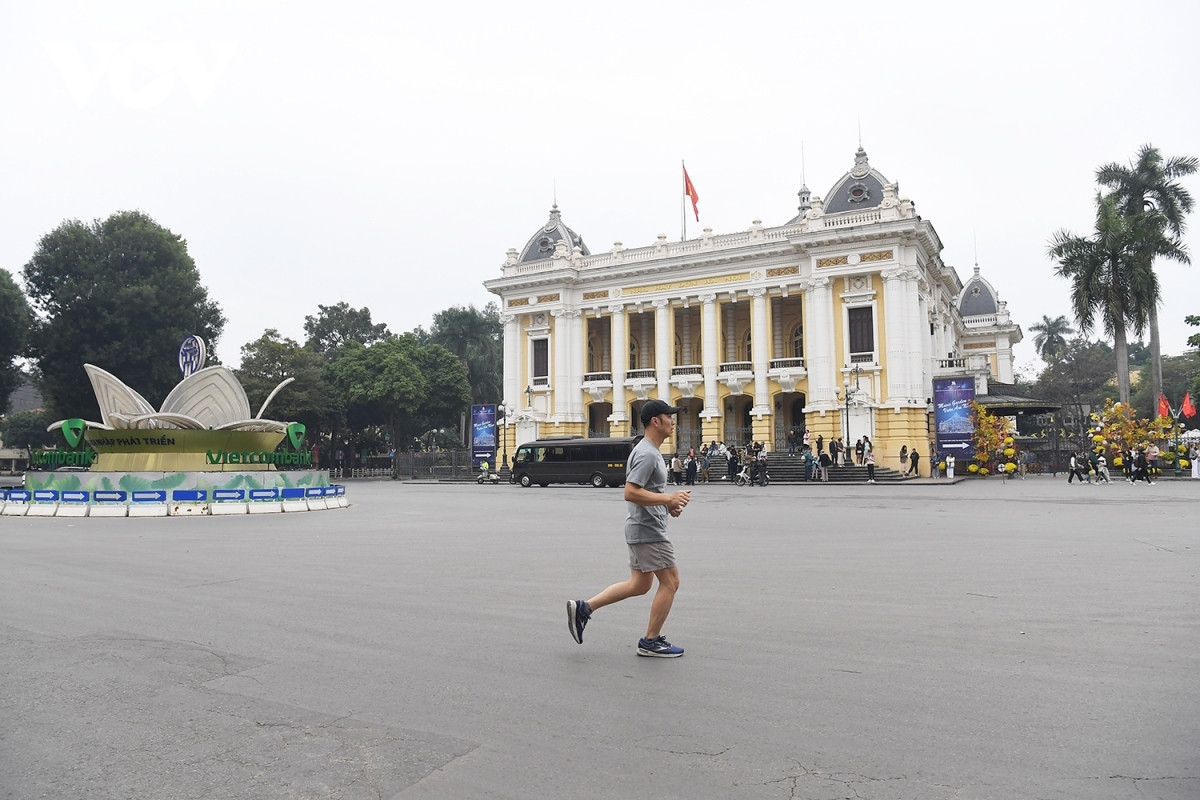 tranquil streets of hanoi on first day of tet picture 4