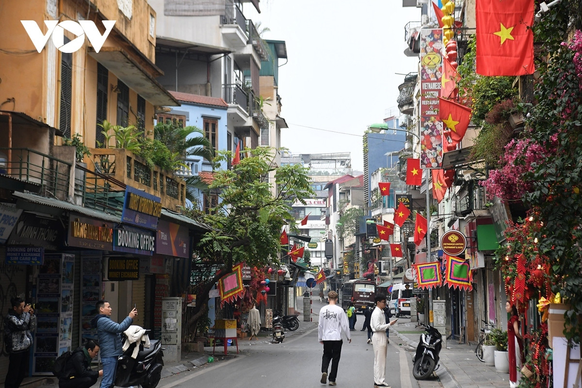 tranquil streets of hanoi on first day of tet picture 5
