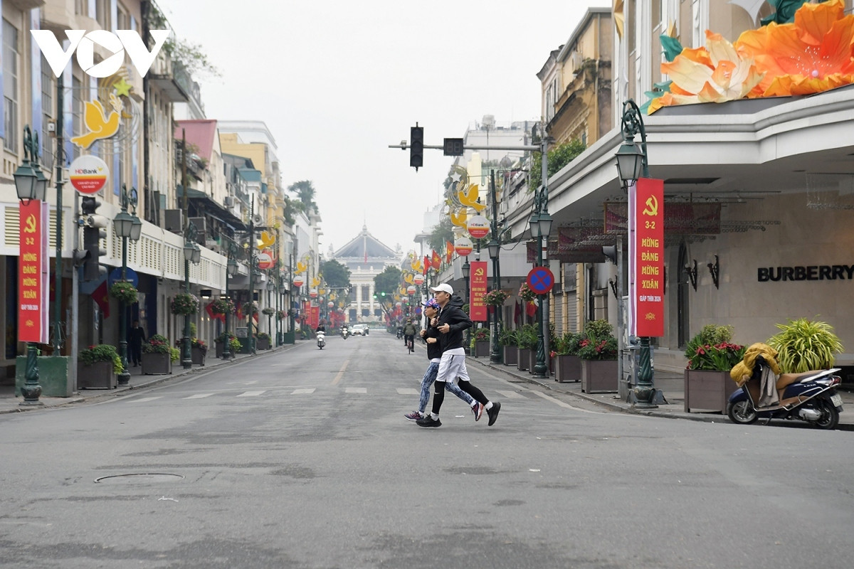 tranquil streets of hanoi on first day of tet picture 7