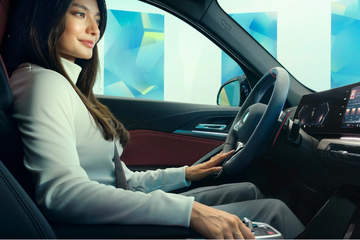 Xe BMW có thể tự động chuyển làn khi tài xế liếc gương