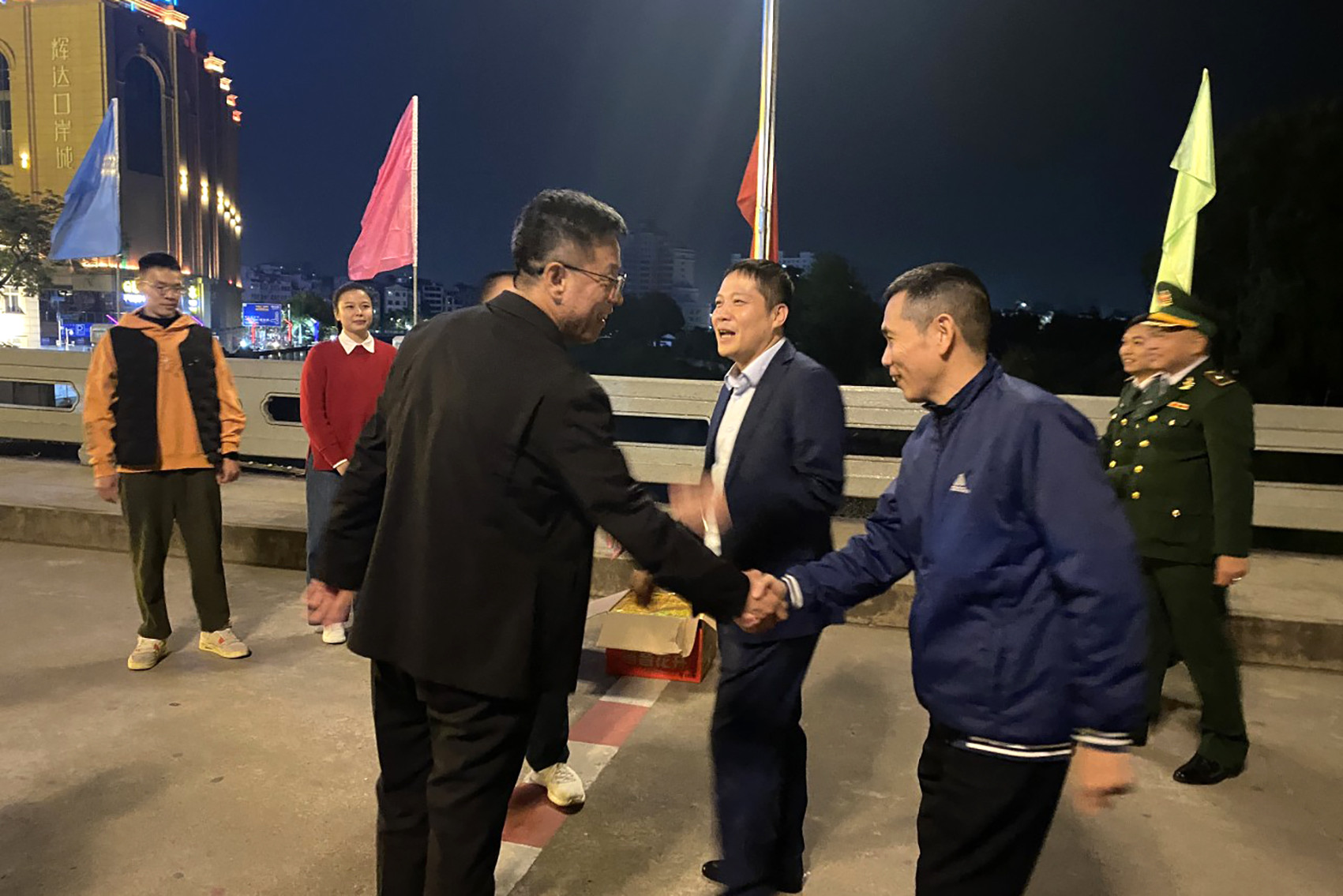 Giây phút đón giao thừa của lực lượng biên phòng Việt Nam và Trung Quốc