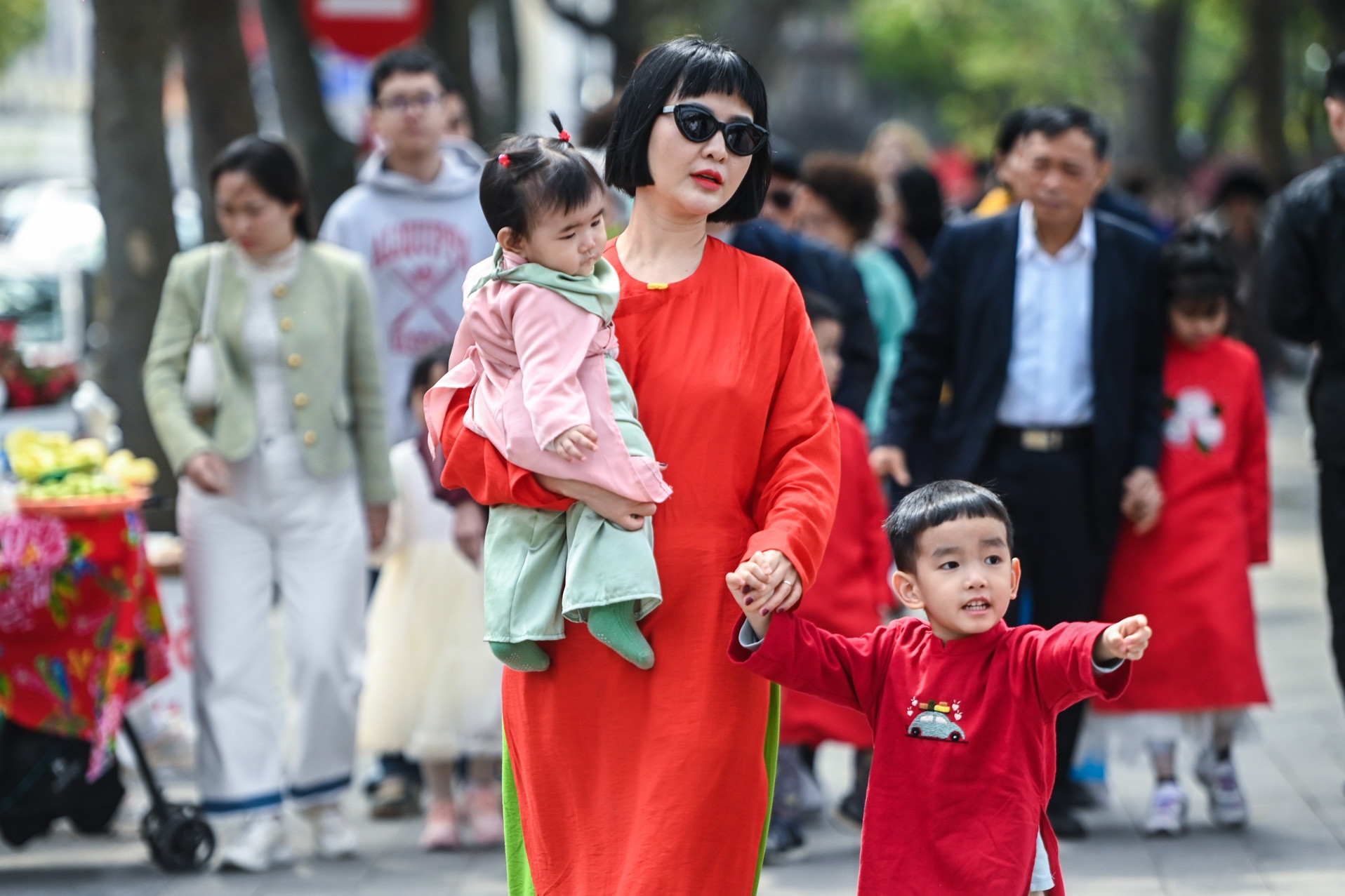 Người Hà Nội du xuân trong ngày mùng 2 Tết tiết trời tuyệt đẹp