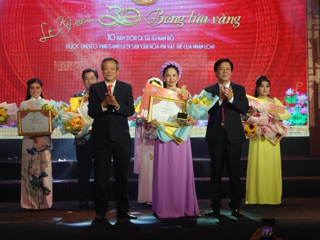 Young female talents develop cải lương