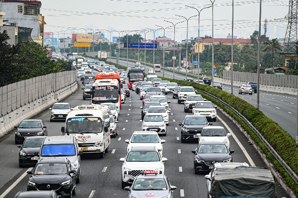 Bản tin cuối ngày 11/2: Mùng 2, người dân nô nức du xuân, cửa ngõ Hà Nội ùn tắc