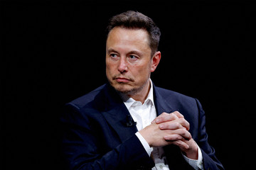 Elon Musk bác tin bán Starlink cho Nga, Hungary nói Ukraine nên thành ‘vùng đệm’