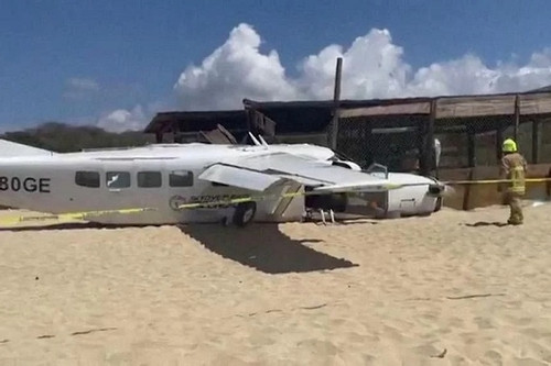 Máy bay hạ cánh khẩn cấp tông chết người đàn ông trên bãi biển