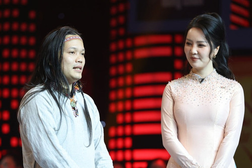 MC Thụy Vân xúc động khi dẫn chương trình 'Việc tử tế'