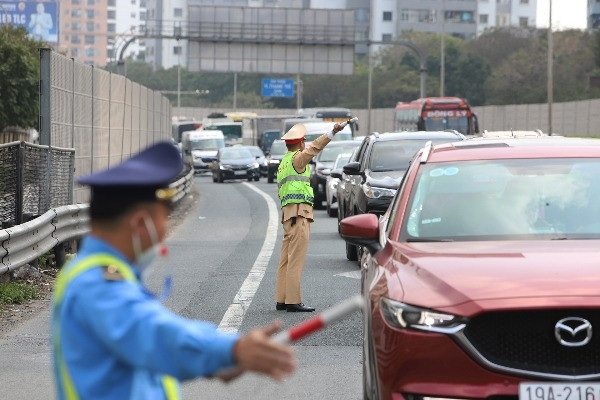 Mùng 4 Tết, CSGT lập 'hàng rào sống' đón người dân trở lại thành phố