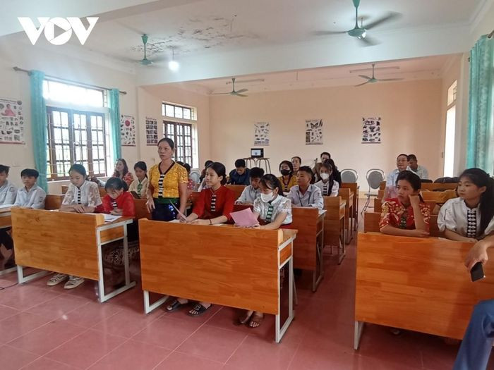 Cô Vi Thị Nhung trong tiết dạy kết nối với Trường THCS Hưng Bình TP Vinh (Nghệ An)