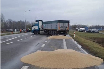 Ukraine đòi Ba Lan chịu trách nhiệm vụ chặn xe, đổ ngũ cốc