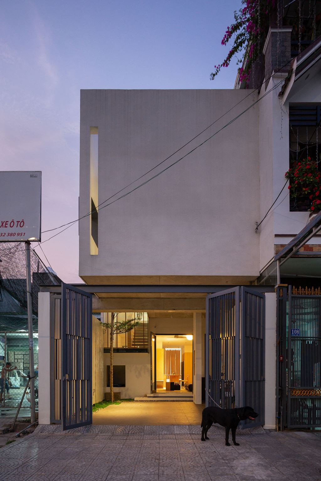 Khánh House - nhà 2 tầng được xây dựng trên một khu đất có diện tích 100m2, với mặt tiền hướng ra đường lớn tại TP. Đà Nẵng.