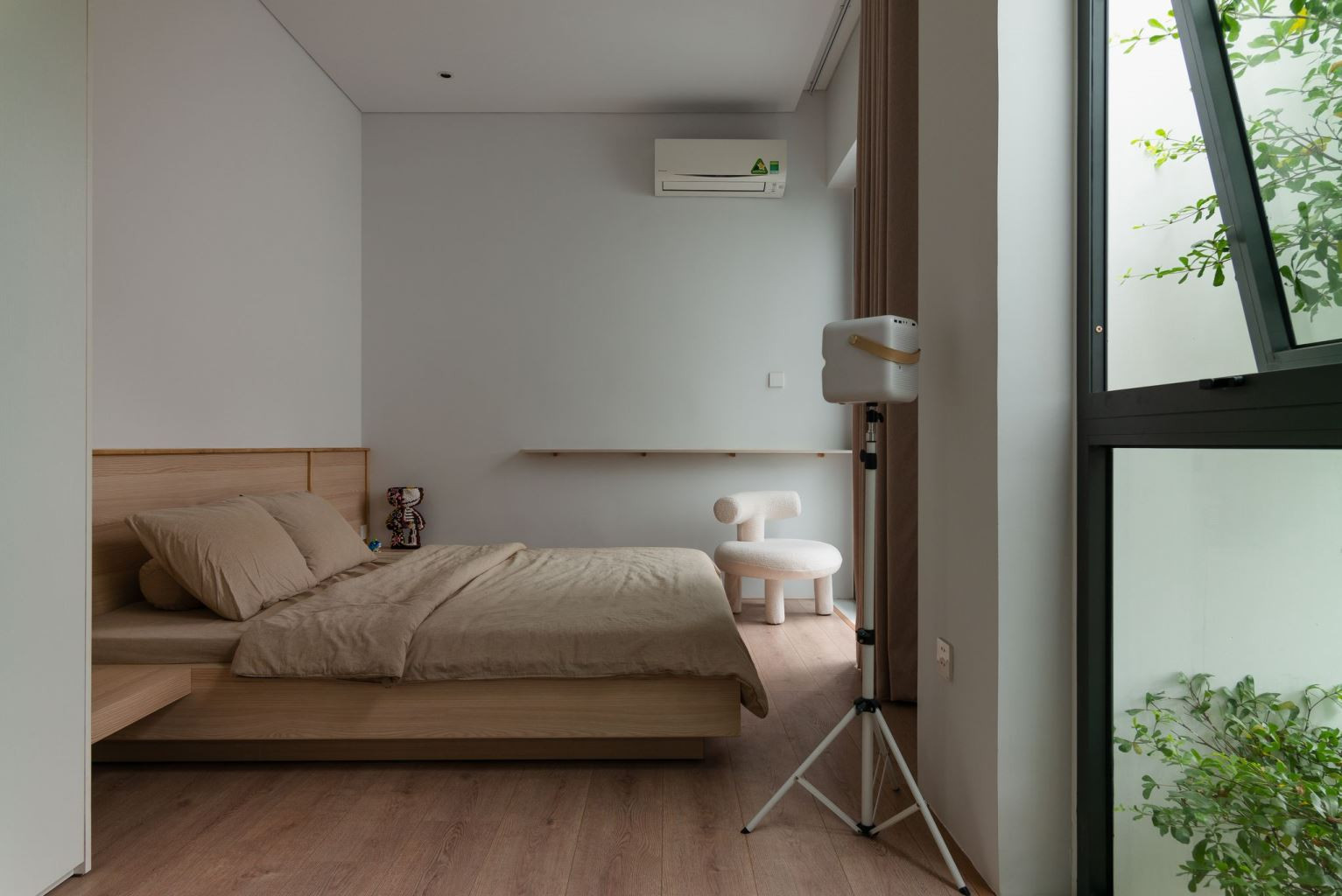 Các phòng ngủ cũng được thiết kế đơn giản, vừa đủ đáp ứng nhu cầu, sở thích mỗi thành viên.
